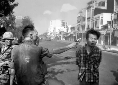 bauagan - South Vietnamese Gen. Nguyen Ngoc Loan, chief of the national police, fires...