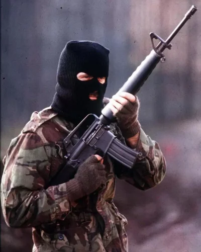 brusilow12 - Bojownik IRA uzbrojony w karabin AR-15, Irlandia Północna lata 80. XX wi...