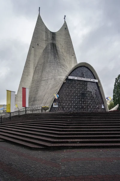 fredperry - Śmiesznych kościołów jest sporo ale jednocześnie Polska jest fenomenem je...