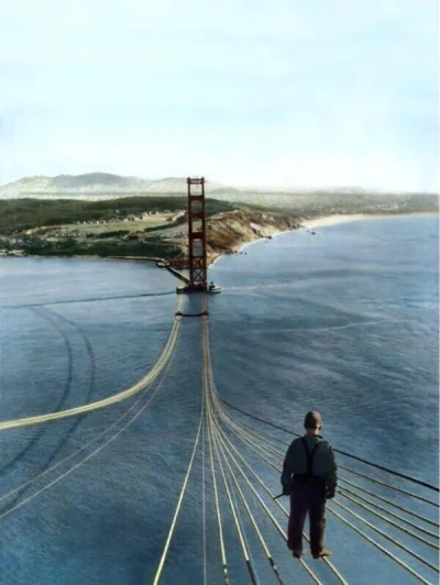 E.....e - Robotnik stoi na nieukończonym Golden Gate Bridge - rok 1935 - zdjęcie poko...