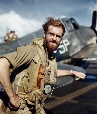 s....._ - Pilot USN, w tle Grumman F6F Hellcat.

#iiwojnaswiatowa #fotohistoria #ok...