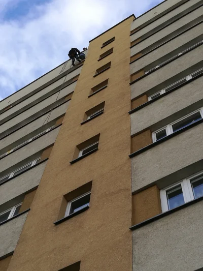 dzieju41 - Tacy mi dzisiaj magicy po moim bloku chodzili.
#szczecin #alpinisci