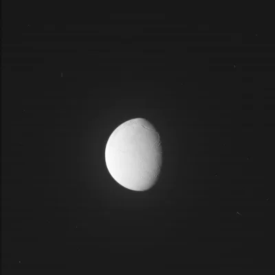 d.....4 - Enceladus sfotografowany 4 grudnia 2016 roku. Dobrze widoczne są większe fo...