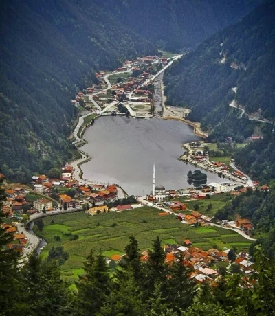 Igoras - @nie_swiruj: jezioro na dole to Uzungöl. Miasto Trabzon. Turcja.