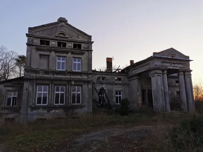 Nivuses - Dwór w Sieroszewicach po pożarze w 2017r. 

W środku można jeszcze znaleźć ...