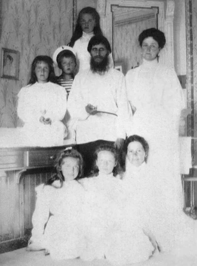 Graff - Rasputin z Aleksandrą Fiodorowną, ostatnią cesarzową Rosji i jej córkami: 
#...