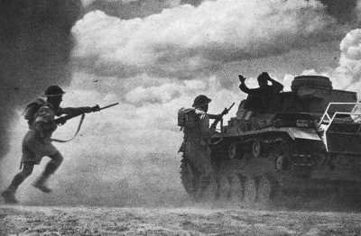 Rajtuz - Załoga unieruchomionego niemieckiego czołgu poddaje się Brytyjczykom w czasi...