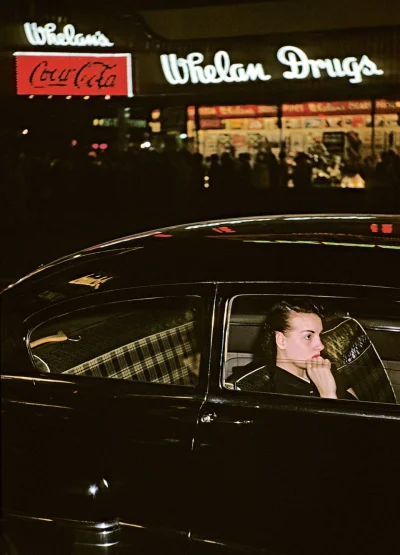 myrmekochoria - Marvin. E Newman, Kobieta czekająca w samochodzie, Broadway 1954

A...