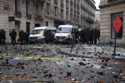 w.....s - #francja #zamieszki #stabilnie #wefrancjistabilnie

Ladnie sie tam bawią....