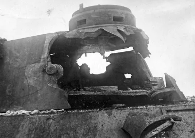 papier96 - Wieża PzKpfw. V Pantera rozerwana prze 152 mm pocisk burzący wystrzelony z...