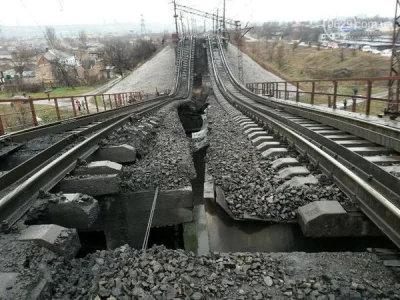K.....y - Wysadzony most kolejowy w okolicach Mariupola. 

Zdjęcie

#ukraina #ua źród...
