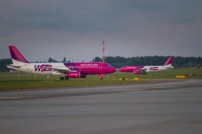 L.....o - Perspektywa robi swoje.

#fotografia #wizzair #samoloty #aircraftboners #sp...