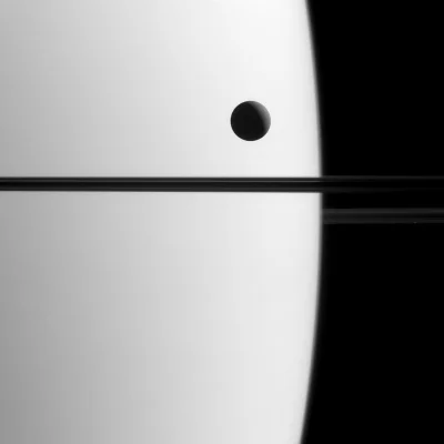 d.....4 - Saturn i Dione, fotografia wykonana przez sondę Cassini w odległości 2.3 ml...