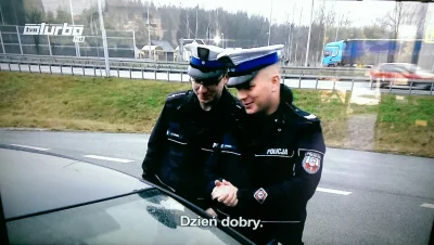 dplus2 - Po prostu idealny materiał na mema. Dwaj policjanci uśmiechnięci na przypływ...