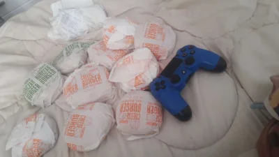 ChwilowaZielonka - #mcdonalds #fifa20 #ps4 Kledzy wpadli będzie granie picie i jedzen...