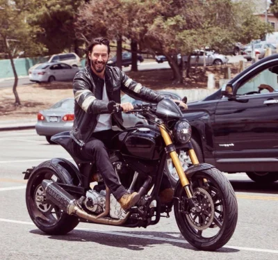 karma-zyn - rzadkie zdjęcie uśmiechniętego Keanu #keanucontent #motocykle