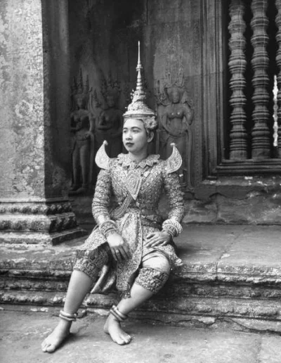 Powstaniec - Royal Ballet dancer in temple of Angkor Wat, wearing richly embroidered ...