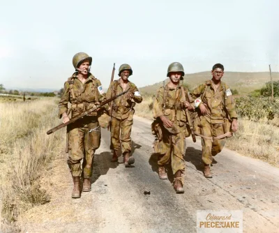 wojna - Amerykańscy spadochroniarze z 517. Pułku Piechoty Spadochronowej po lądowaniu...