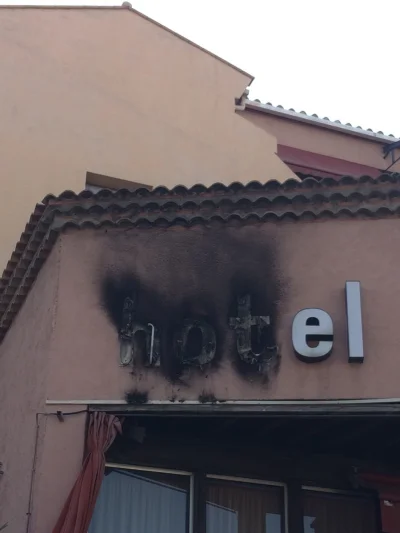sorek - Litery HOT w napisie HOTEL zapalily sie.

#heheszki #ironia