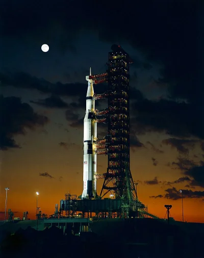 B.....p - Rakieta Saturn V, gotowa do startu. Zdolna wynieść 120 000 kg ładunku na ni...