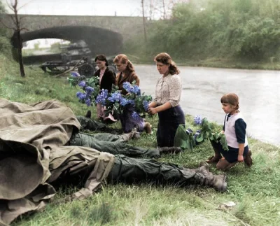 HaHard - Kobiety wyzwolone z obozu koncentracyjnego ofiarują kwiaty 4 amerykańskim żo...