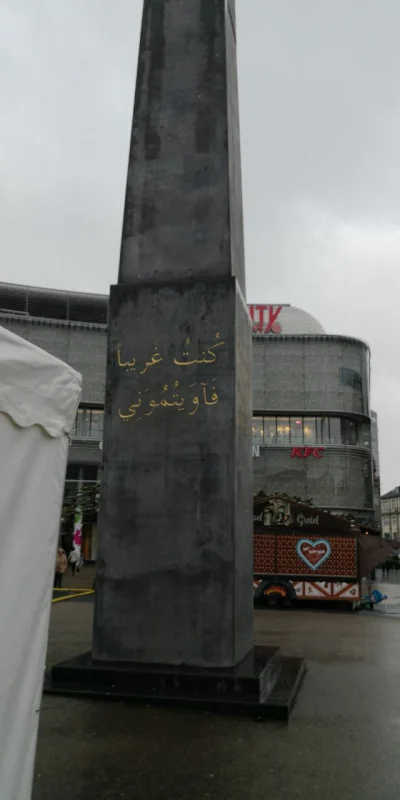 ednet - W niemczech w mieście Kassel pojawił się nowy pomnik z jakimiś arabskimi napi...
