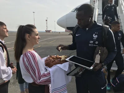 Szewczenko - Moussa Sissoko po wylądowaniu w Mołdawii ( ͡° ͜ʖ ͡°)

#sport #pilkanoz...