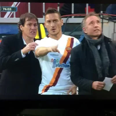 Minieri - Totti nie chciał być dzisiaj kapitanem i odmówił opaski od Keity po wejściu...