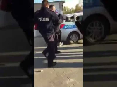 WesolekRomek - Policjanci czy ZOMOwcy sprzątają ulice młodym chłopaczkiem za zaśmieca...