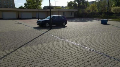 j.....y - Tak wygląda parking w mojej pracy. Zastanawiacie się kim jest ten frajer kt...