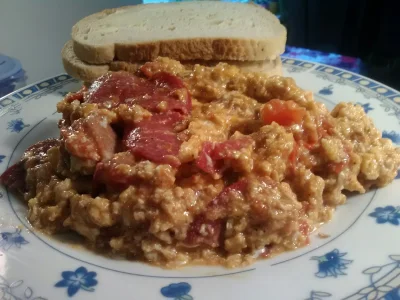 stanley___ - #gotujzwykopem #foodporn

Jajówa z kiełbaską, pomidorami i salami.