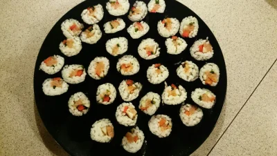 PeopleEqualShit - Właśnie zrobiłam moje pierwsze #sushi ,widać zresztą ;)
#gotujzwyko...