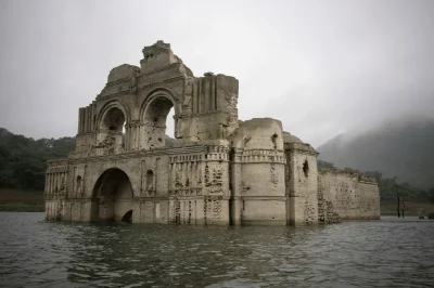 U.....a - Niski poziom wody w rzece Grijalva w Meksyku, odsłonił pozostałości chrześc...
