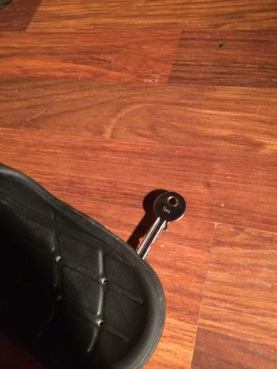 Korzeniowski - @Royalekk: to co widzicie na zdjeciu to nowy klucz do domofonu i moj k...