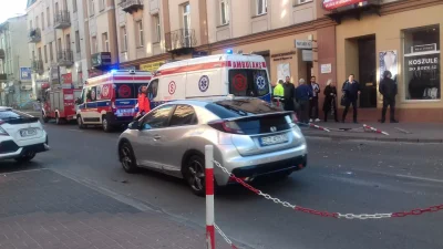 xandra - Wypadek na Dąbrowskiego skrzyżowanie z Jasnogórską. Jeden pas zablokowany, w...