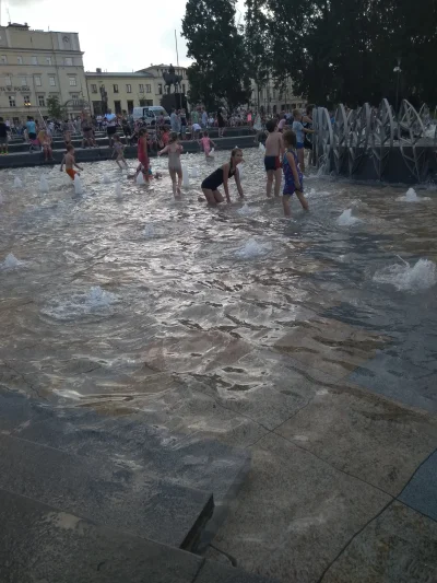 androgen - Po co wydawać pieniądze na basen, skoro w centrum miasta wybudowali fontan...