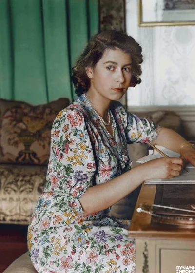 Rajtuz - Osiemnastoletnia królowa Elżbieta II (1944 r.).
#fotohistoria #fotografia #...