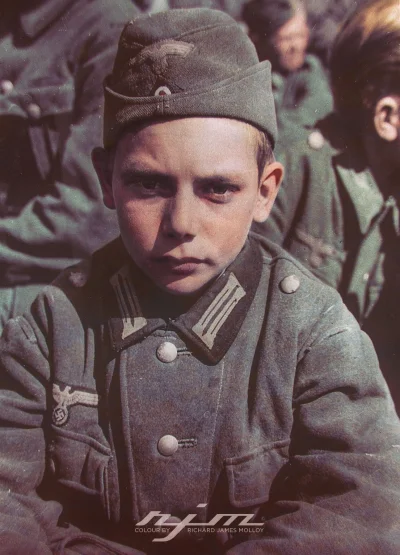 wojna - Na zdjęciu 13-letni niemiecki chłopiec który był jednym z 60 członków Hitler-...