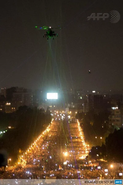 3Xpro - Ostrzeliwują helikopter laserami, ciekawe, czy coś to daje.

#egipt #kair #pr...