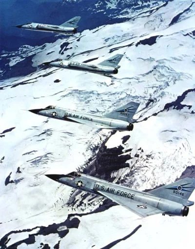 d.....4 - F-106A w formacji nad Mt. Rainer. 

#samoloty #aircraftboners #usairforce #...