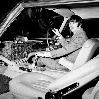 czlowiekzlisciemnaglowie - Ringo Starr wewnątrz jego Facel Vega, 1965.

#historiana...