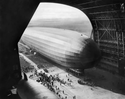 myrmekochoria - Graf Zeppelin wkracza do hangaru w Lakehurst, USA od 1928 roku do 193...