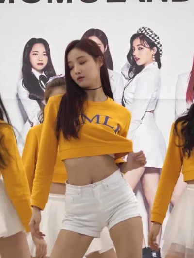 PanTward - #yeonwoo #momoland #koreanka #kpopgif