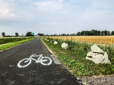 Radek_M - Dzisiaj, ktoś na wykopie chwalił się piękną ścieżka rowerową, to pochwalę s...