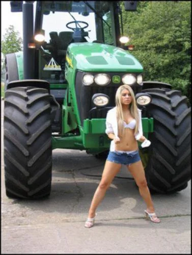 seba6969 - Jak myślicie co lepiej ciągnie? :D #traktor #heheszki #czarnyhumor #humor ...