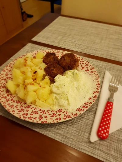 airavandrel - A dziś na obiad mielone z ziemniaczkami i mizerią ( ͡º ͜ʖ͡º)

#gotujzwy...