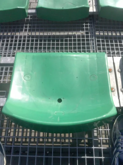curlyhazet - Wiecie dlaczego w krzesełkach stadionowych jest taka dziurka? Zostały on...