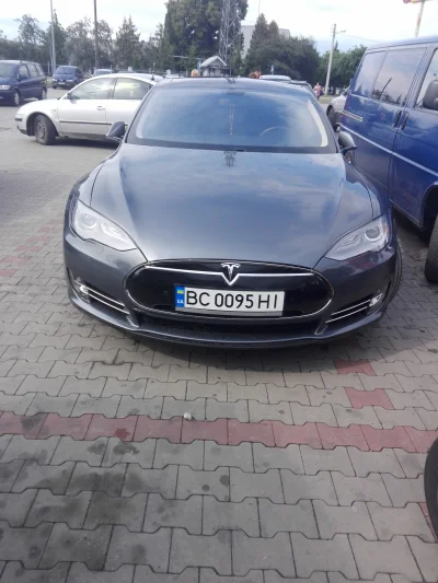 szarzujacy_karczoch - W #hrubieszow pod #biedronka stoi sobie #tesla na ukraińskich b...