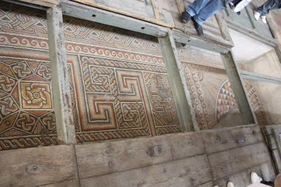 binuska - Mozaika podłogowa ze swastyk w Bazylice Grobu Pańskiego w Betlejem, Palesty...