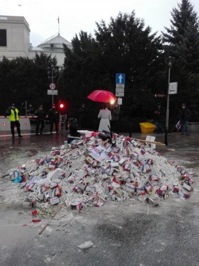 Darkejas - Typowe lewaki, brak szacunku do flagi do tego wyrzucają kredę którą pewnie...